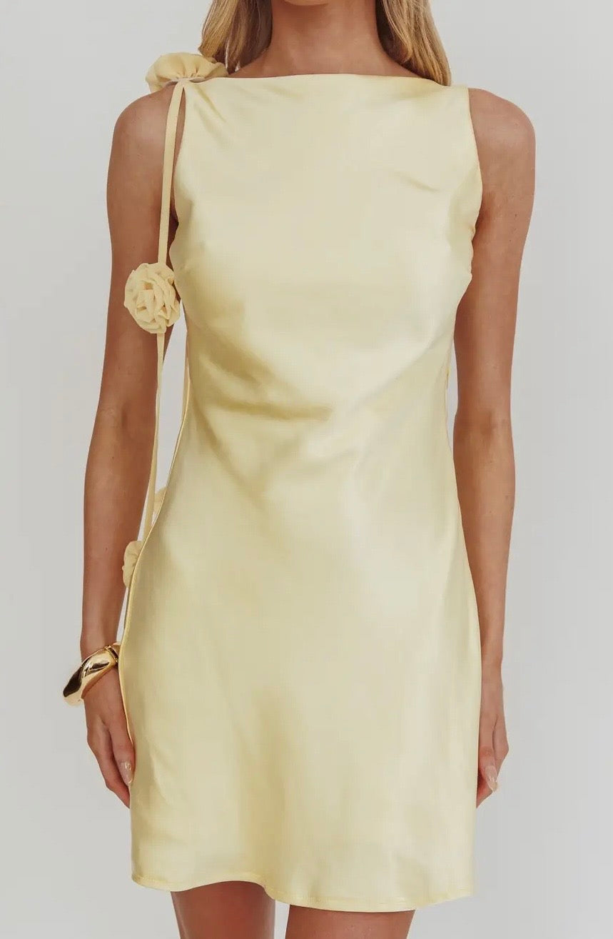 Butter yellow flower mini