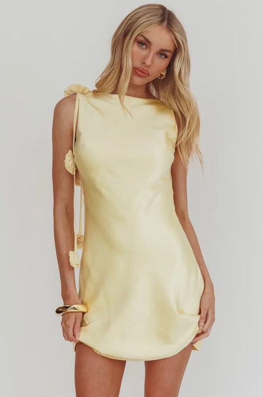 Butter yellow flower mini
