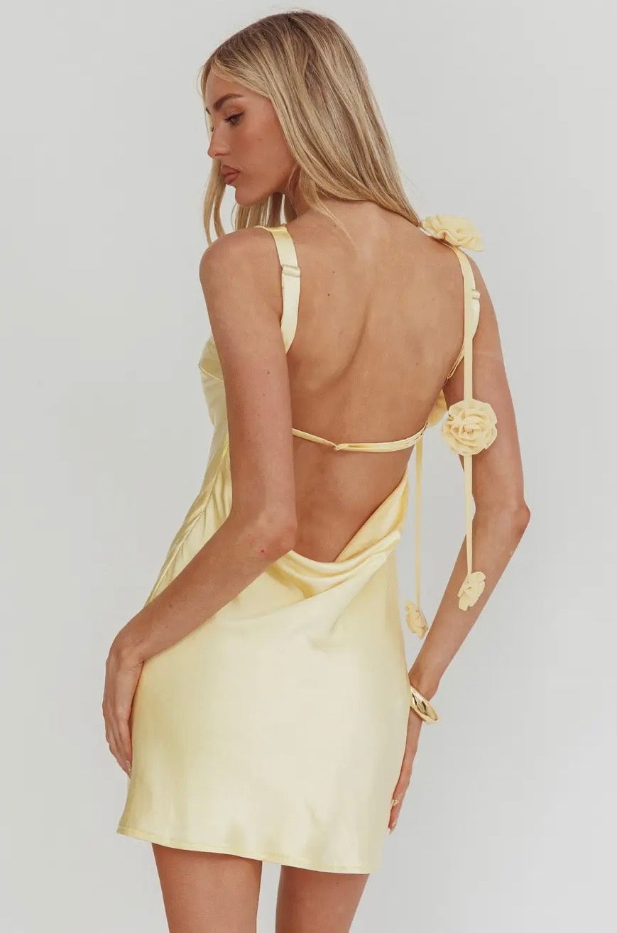 Butter yellow flower mini